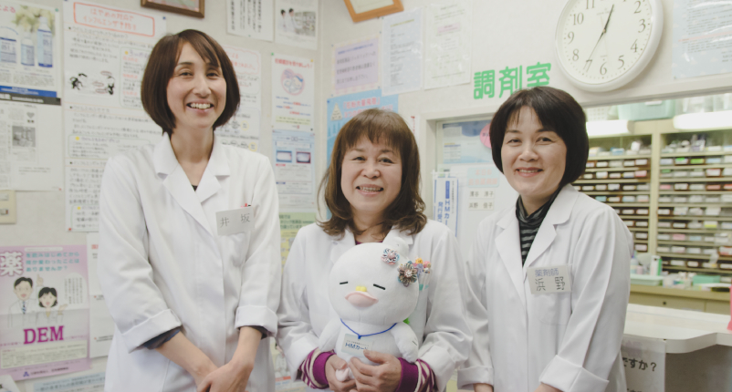 濱谷淳子さん、スタッフのお二人とHMネットイメージキャラクター ぽぽじろう
