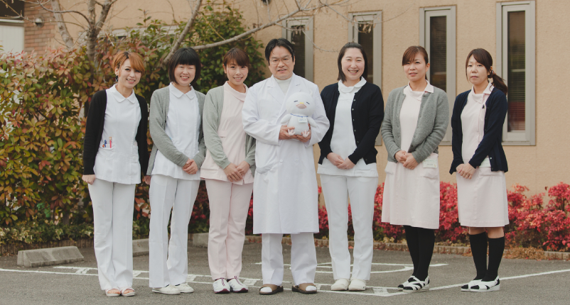 森田竹千代さん、スタッフの皆さんとHMネットイメージキャラクター ぽぽじろう