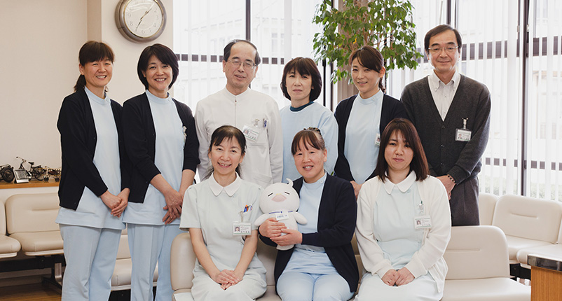 平井泰明さん、スタッフの皆さんとHMネットイメージキャラクター ぽぽじろう